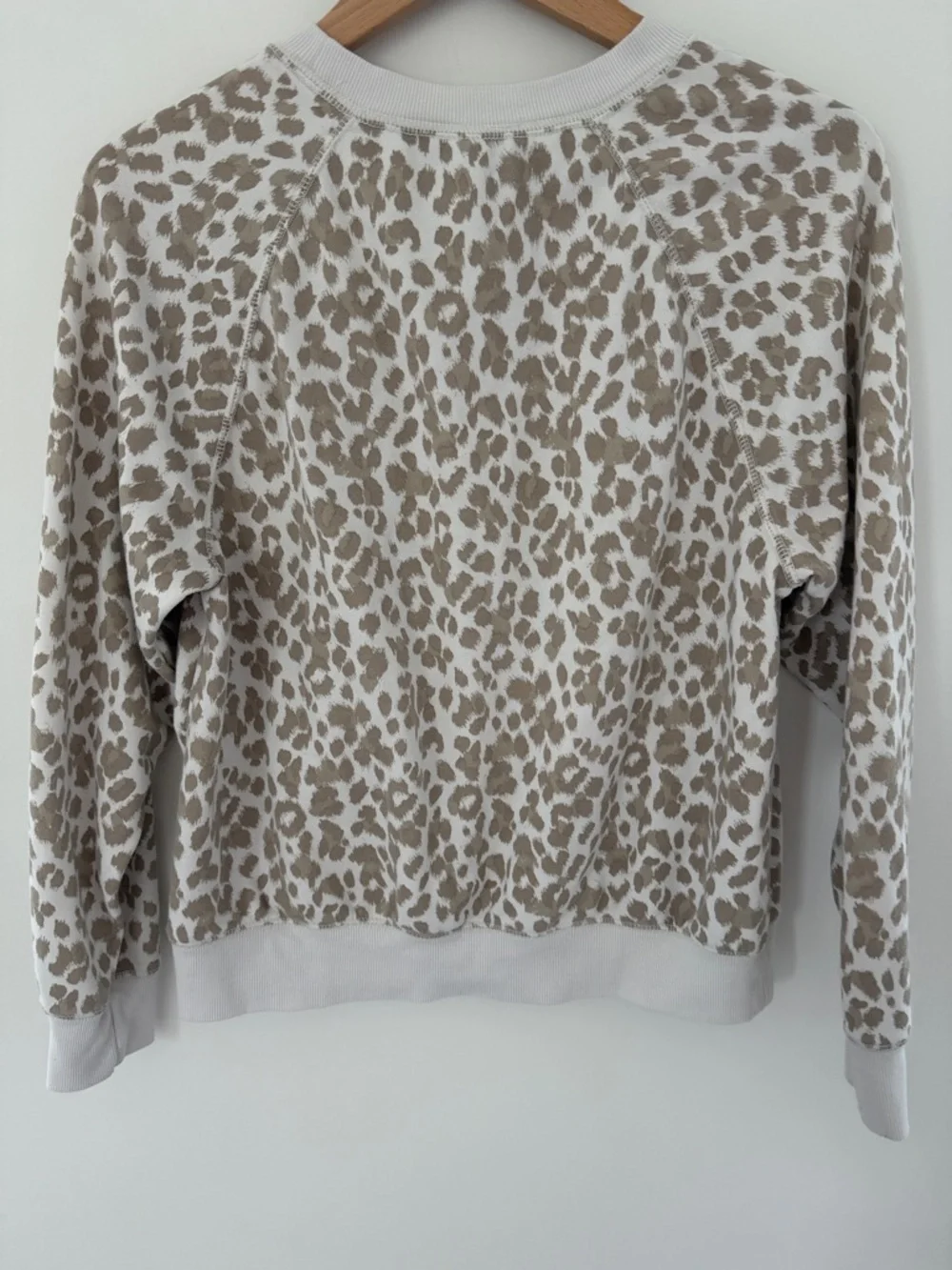 Old Navy Cream & Tan Leopard Print Crewneck Sweater Size Medium